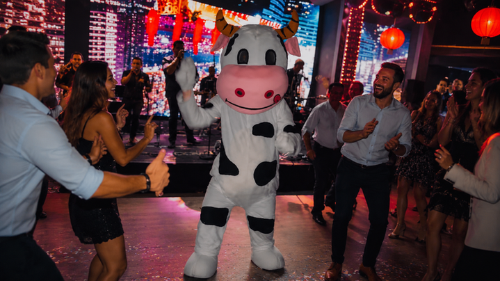 Mascote Margô da Banda Cowbell animando convidados na pista de dança