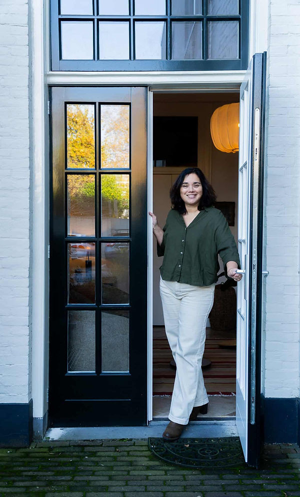 Haptotherapeut Moniek Jansen staat in de deuropening van Haptotherapie Catharijnesteeg in Utrecht
