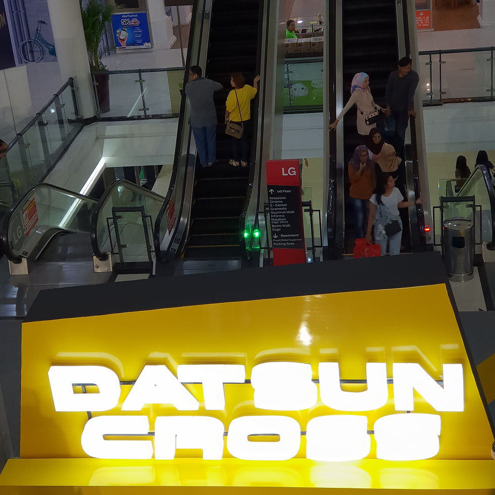 Contoh penggunaan acrylic sheet di dalam sebuah pameran mobil