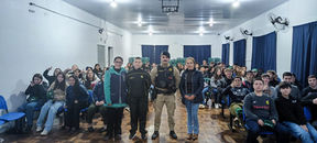 Polícia Militar promove orientação sobre uso de dispositivos eletrônicos para fumar no CEEP Assis Brasil