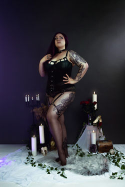 Boudoir Fineart Fine Art Fotografin Fotografie Dessous Lingerie elegant Fetisch Kink Sinnlich anmutig frei Dortmund Lünen Umgebung NRW buchen Tattomodel Curvymodel kurvige Modelle Fotoshooting Fotoshoot elegant classy boudoir blumen bunt düster shibari Black Cat Moments Fotografie Photography kinky kink selbstliebe selflove fantasievoll inszeniert fantasy ausgefallen bodyparts Busen Po