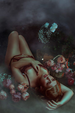 Beauty Fotografin dortmund Black Cat Moments Fotografie fotograf dortmund boudoir unterwäsche dessous bodypositivity fantasy fantasievoll inszenierte fotografie portrait elfe fee