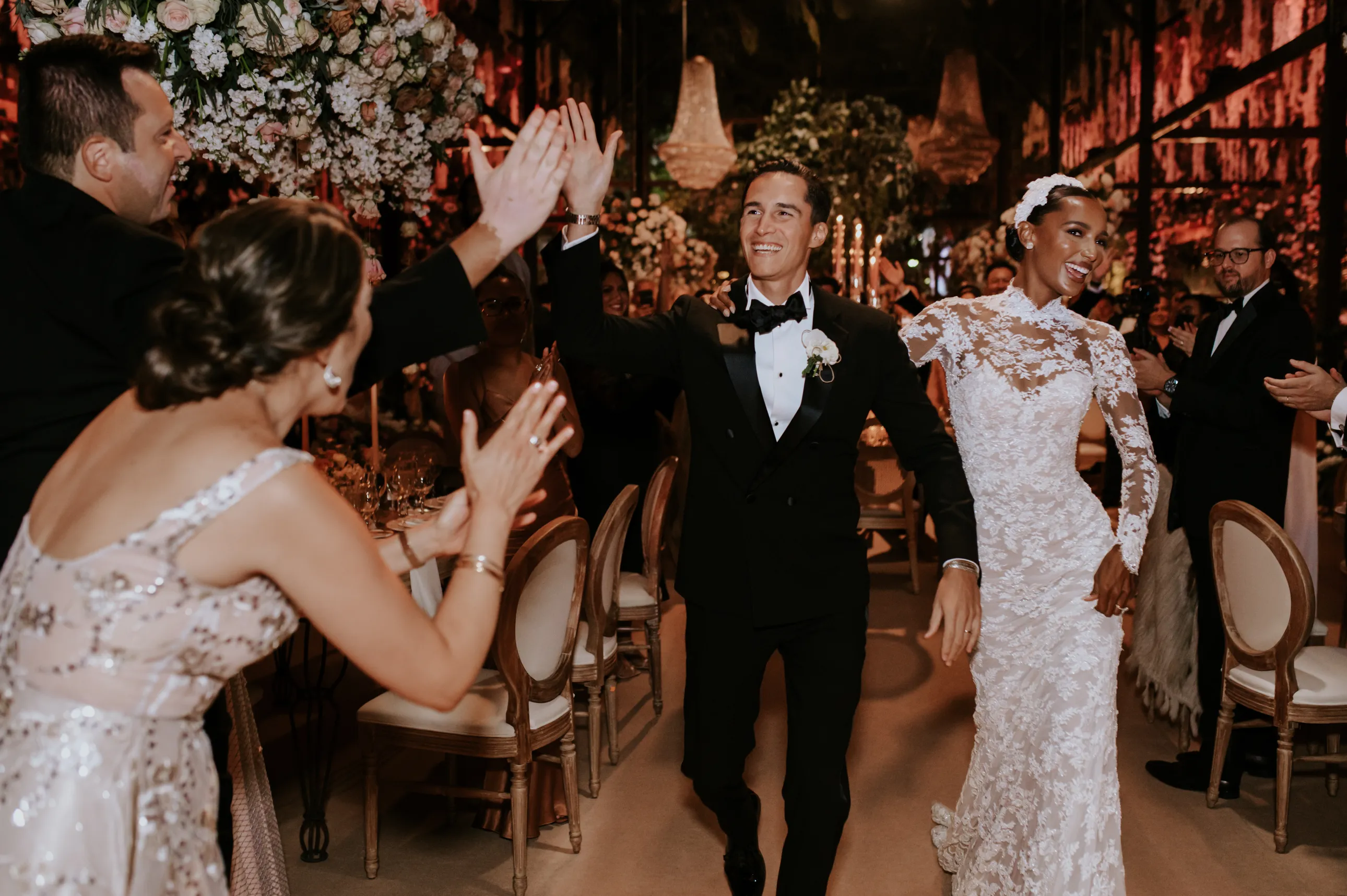 Jasmine Tooker und Juan David Borrero: Eine Feier von Eleganz und Charme