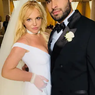 Britney Spears im roten Partykleid