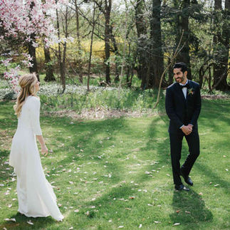 結婚式でのエリザベス・レイルとニーク・マンシャディ
