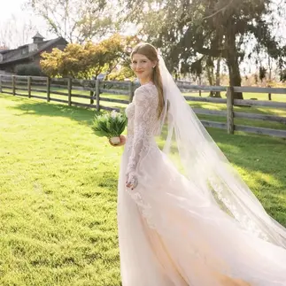 結婚式でのジェニファー・ゲイツとナエル・ナサール