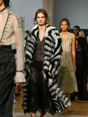 FENDI Couture Fall/Winter 2026–2027: Italian Craftsmanship Meets Modern Haute Couture