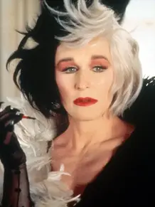 Cruella De Vil con uno de sus looks más emblemáticos