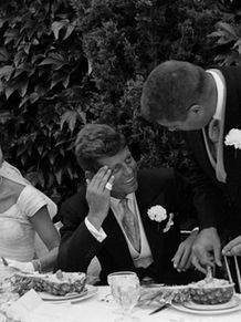 JackieとJFKの象徴的な結婚式:時代を超える愛とエレガンス