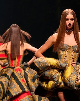 Versace Fall–Winter 2025 Fashion Show: Power, Glamour, and Iconic Boldness