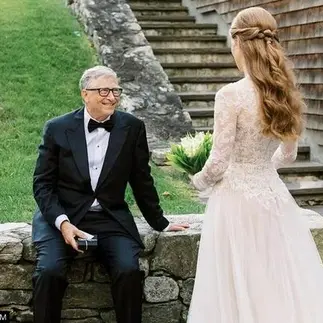 結婚式でのジェニファー・ゲイツとナエル・ナサール