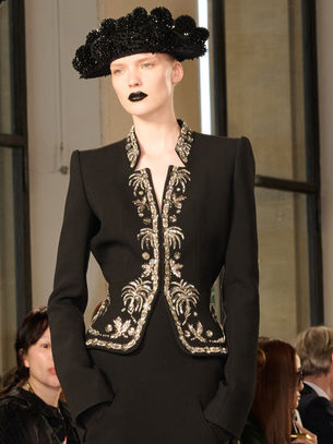 Schiaparelli Haute Couture: surrealismo, artigianalità e fantasia moderna