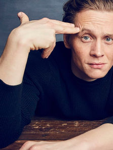 Matthias Schweighöfer: Ein Blick auf das Leben und die Karriere eines Multitalents