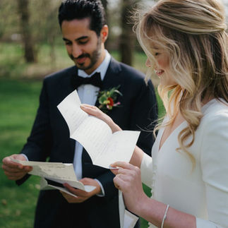 結婚式でのエリザベス・レイルとニーク・マンシャディ