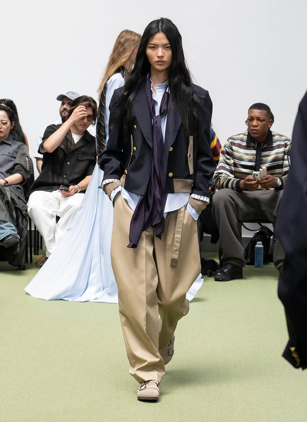 Sacai Menswear Primavera/Verano 2027: construcción híbrida y utilidad moderna — runway image 10