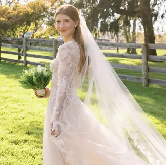 結婚式でのジェニファー・ゲイツとナエル・ナサール