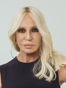 Donatella Versace, figura central da moda internacional