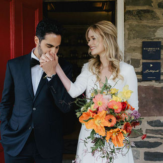 結婚式でのエリザベス・レイルとニーク・マンシャディ