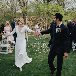 結婚式でのエリザベス・レイルとニーク・マンシャディ