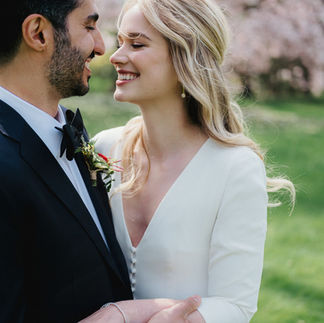 結婚式でのエリザベス・レイルとニーク・マンシャディ