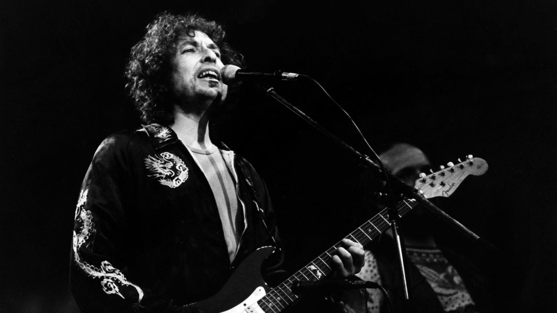 ボブ・ディランの人生と遺産：音楽と文化を変えた革命的な声