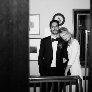 結婚式でのエリザベス・レイルとニーク・マンシャディ