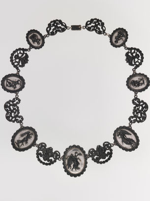 Collar de hierro de Berlín con medallones ovalados figurativos alternados con eslabones oscuros calados.
