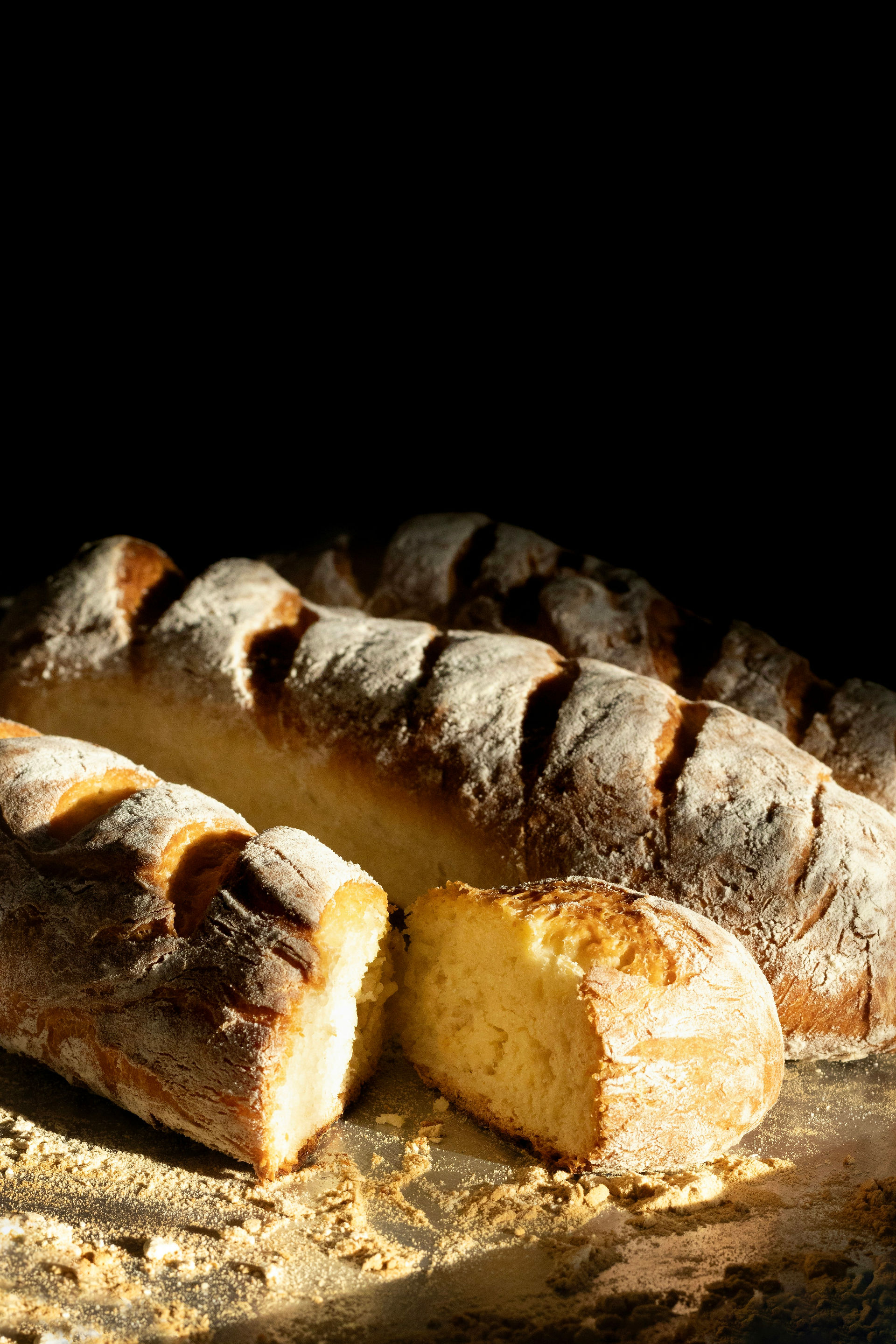 Des pains cuits à la croûte farinée ; photographie illustrative.
