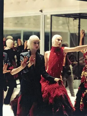 Alexander McQueen – “VOSS” (Spring/Summer 2001): The Runway Show That Redefined Fashion Theater
