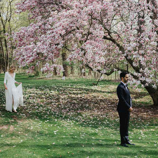 結婚式でのエリザベス・レイルとニーク・マンシャディ