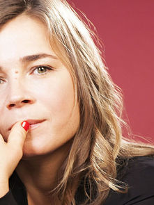 Blanche Gardin : l’humour franc et sans filtre qui bouscule la société française