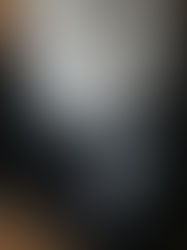 Harina en una jarra medidora sobre una báscula digital de cocina; fotografía ilustrativa.
