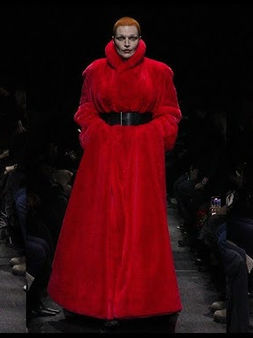 Balenciaga FW 2025 Fashion Show: redefiniendo el lujo moderno
