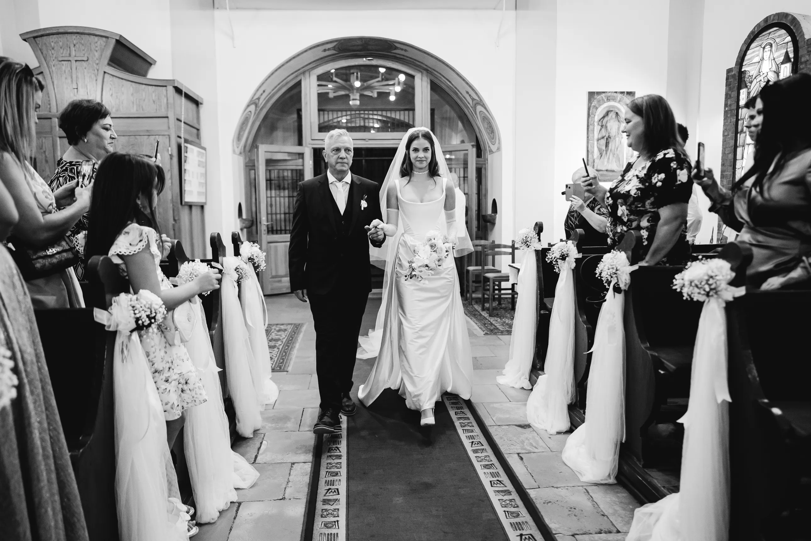 Barbara Palvin und Dylan Sprouses Traumhochzeit: Eine Feier der Liebe und Eleganz