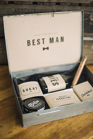 Memorable Invitations for Your Best Man and Bridesmaid