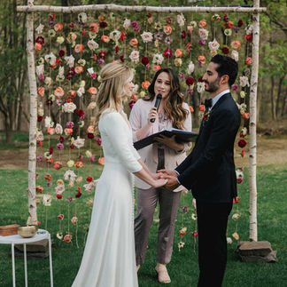 結婚式でのエリザベス・レイルとニーク・マンシャディ