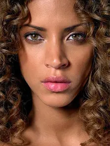 Noémie Lenoir : parcours d’une icône de beauté, de résilience et d’élégance française