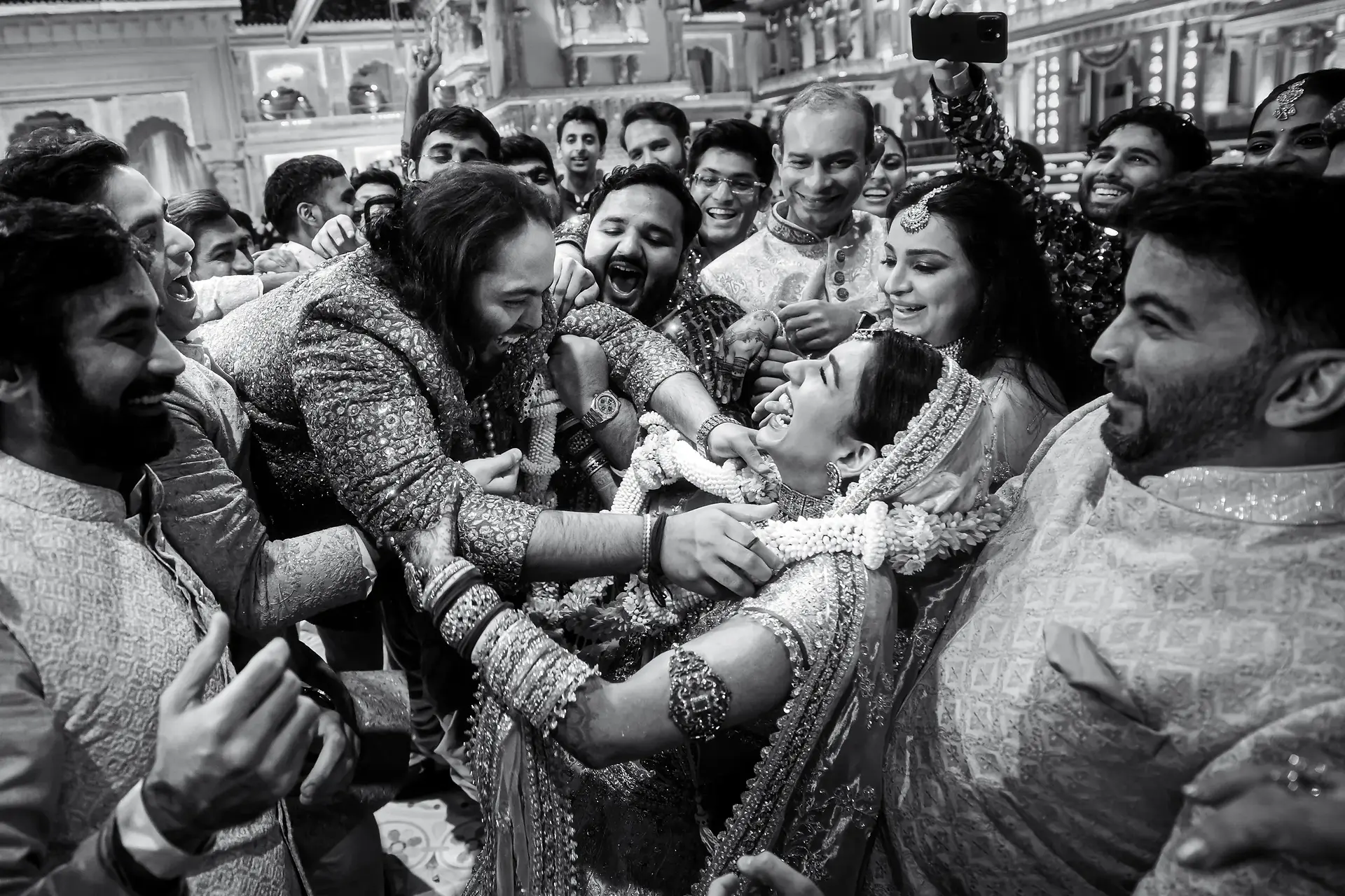 Anant Ambani et Radhika Merchant : Un Mariage Somptueux Célébrant l'Amour et la Tradition