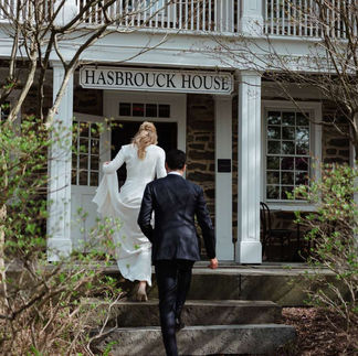 結婚式でのエリザベス・レイルとニーク・マンシャディ