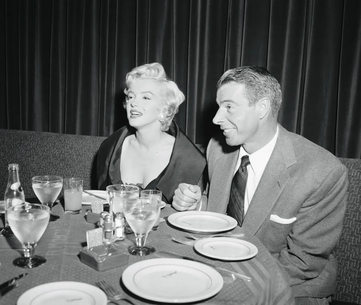 Die geheime Hochzeit von Marilyn Monroe: Ein Einblick in die Ehen der Ikone