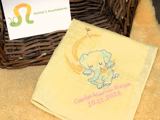 Dieses gelbe Nuschi durfte ich für eine liebe Kundin mit Name und dem Motiv "Elefant im Mond" besticken als Geschenk zur Geburt.