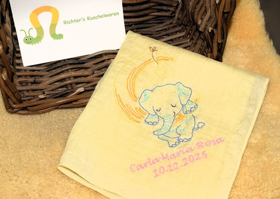Dieses gelbe Nuschi durfte ich für eine liebe Kundin mit Name und dem Motiv "Elefant im Mond" besticken als Geschenk zur Geburt.
