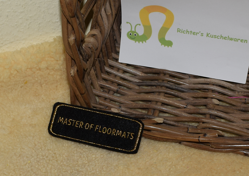 Manchmal braucht es nichts Grosses, um meine Kunden glücklich zu machen 😉😀🙃 Hier durfte ich den Spruch "Master of Floormats" auf ein Stück Filz sticken mit Gold-Faden.