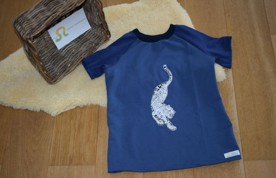 Für einen Fan vom weissen Tiger habe ich ein Shirt genäht und mit einem Tiger bestickt - fertig ist das Geburtstagsshirt 🐅