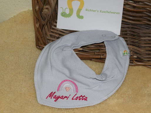 Dieses hübsche Halstuch durfte ich für ein kleines Mädchen mit Name und Motiv besticke