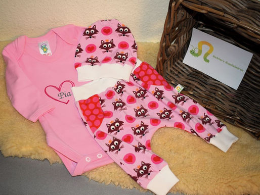 dieses süsse Set habe ich genäht für eine neue Erdenbürgerin. Dazu habe ich ein Body mit Namen bestickt ♥️