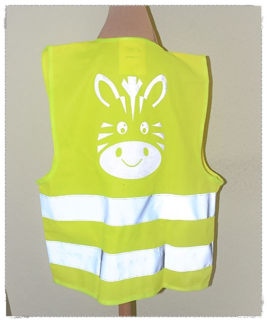 Eine Leuchtweste beplottet mit einem lustigen Zebra gut sichtbar in der dunklen Jahreszeit!