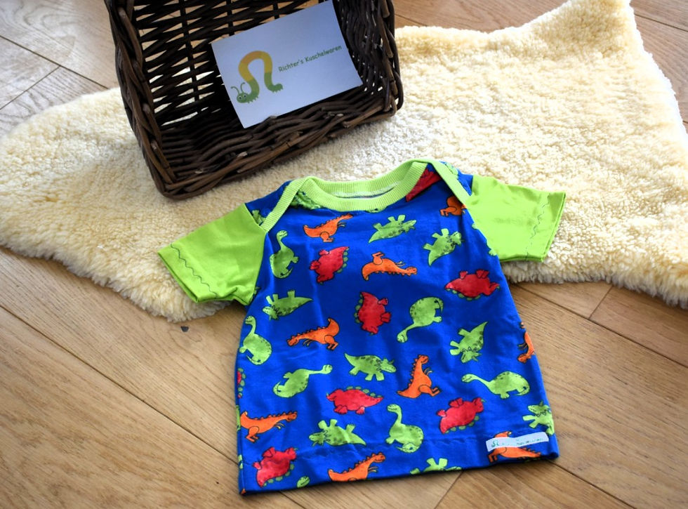 Miniature : selbstgenähtes Kindershirt blau mit Dinos drauf
