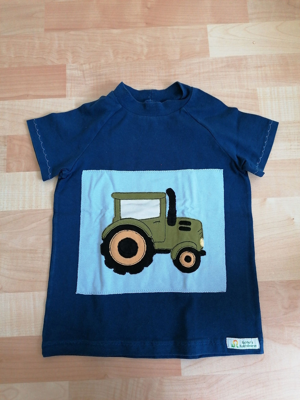 Miniature : selbstgenähtes blaues Kindershirt mit Traktor-Stickerei