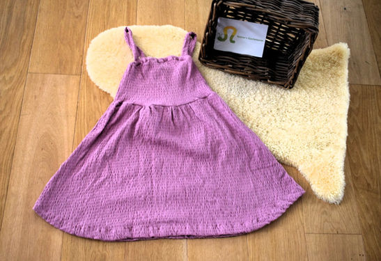 Es gab aus dem selben Stoff in einer anderen Farbe gleich nochmal so ein Kleid